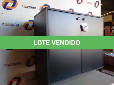 LOTE 128 - 01 ARMÁRIO EM MADEIRA 02 PORTAS (CABINET). (NO ESTADO EM QUE SE ENCONTRA. SUJEITO A AVARIAS OCULTAS/VISÍVEIS.) 0000054