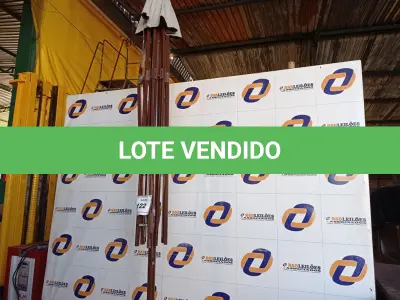 LOTE 122 - 01 ARMAÇÃO DE OMBRELONE SEM O TOLDO COM BASE DE CONCRETO (UMBRELLA). (NO ESTADO EM QUE SE ENCONTRA. SUJEITO A AVARIAS OCULTAS/VISÍVEIS.) BH1540J