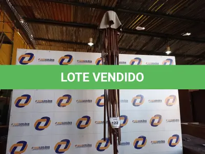 LOTE 122 - 01 ARMAÇÃO DE OMBRELONE SEM O TOLDO COM BASE DE CONCRETO (UMBRELLA). (NO ESTADO EM QUE SE ENCONTRA. SUJEITO A AVARIAS OCULTAS/VISÍVEIS.) BH1540J