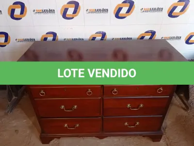 LOTE 148 - 01 CÔMODA EM MADEIRA 6 GAVETAS (DRESSER). (NO ESTADO EM QUE SE ENCONTRA. SUJEITO A AVARIAS OCULTAS/VISÍVEIS.) BF8581K