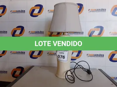 LOTE 076 - 01 ABAJUR COM BASE DE PORCELANA E CÚPULA (LAMP). (NO ESTADO EM QUE SE ENCONTRA. SUJEITO A AVARIAS OCULTAS/VISÍVEIS.) AV9390W