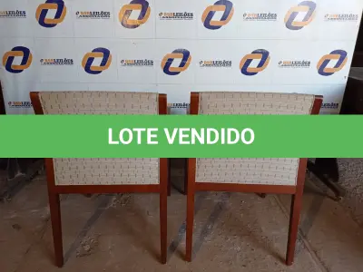 LOTE 144 - 02 CADEIRAS EM MADEIRA (CHAIRS). (NO ESTADO EM QUE SE ENCONTRA. SUJEITO A AVARIAS OCULTAS/VISÍVEIS.) 0000066