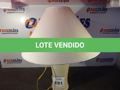 LOTE 191 - 01 ABAJUR COM BASE DE PORCELANA E CÚPULA. (LAMP). (NO ESTADO EM QUE SE ENCONTRA. SUJEITO A AVARIAS OCULTAS/VISÍVEIS.) AV9379U