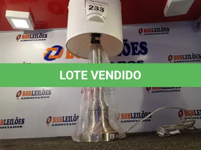 LOTE 233 - 01 ABAJUR COM CÚPULA BASE CROMADA (LAMP). (NO ESTADO EM QUE SE ENCONTRA. SUJEITO A AVARIAS OCULTAS/VISÍVEIS.) BJ6893U