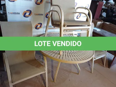 LOTE 146 - 01 MESA COM 04 CADEIRAS EM ALUMÍNIO PARA PISCINA MARCA WINDWARD) (01 DESK AND 04 SHAIR). (NO ESTADO EM QUE SE ENCONTRA. SUJEITO A AVARIAS OCULTAS/VISÍVEIS.) AV9984A, BJ7387P, AV9588N, BF8595S, AV9588A