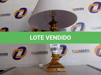 LOTE 086 - 01 ABAJUR COM CÚPULA (LAMP). (NO ESTADO EM QUE SE ENCONTRA. SUJEITO A AVARIAS OCULTAS/VISÍVEIS.) AV9800X