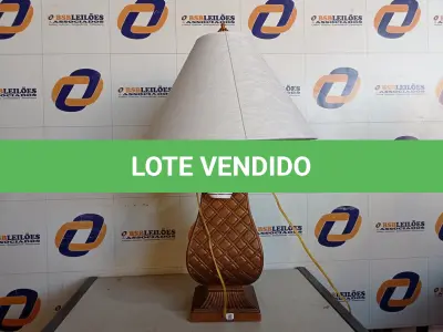 LOTE 131 - 01 ABAJUR DE MESA BASE CROMADA COM LÂMPADA BIVOLT (LAMP).  (NO ESTADO EM QUE SE ENCONTRA. SUJEITO A AVARIAS OCULTAS/VISÍVEIS.) BF8517N