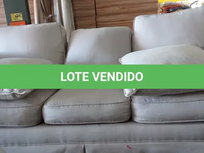 LOTE 222 - 01 SOFÁ 3 LUGARES (SOFÁ). (NO ESTADO EM QUE SE ENCONTRA. SUJEITO A AVARIAS OCULTAS/VISÍVEIS.) AV9502K