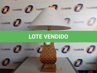 LOTE 141 - 01 ABAJUR COM CÚPULA E 01 ABAJUR COM AVARIAS (LAMP). (NO ESTADO EM QUE SE ENCONTRA. SUJEITO A AVARIAS OCULTAS/VISÍVEIS.) BF8645T, AV9508A