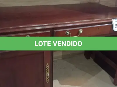 LOTE 216 - 01 MESA EM MADEIRA 2 GAVETAS E 1 PORTA (OFFICE DESK). (NO ESTADO EM QUE SE ENCONTRA. SUJEITO A AVARIAS OCULTAS/VISÍVEIS.) AV9941P
