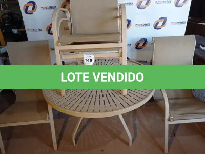 LOTE 146 - 01 MESA COM 04 CADEIRAS EM ALUMÍNIO PARA PISCINA MARCA WINDWARD) (01 DESK AND 04 SHAIR). (NO ESTADO EM QUE SE ENCONTRA. SUJEITO A AVARIAS OCULTAS/VISÍVEIS.) AV9984A, BJ7387P, AV9588N, BF8595S, AV9588A