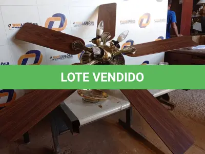 LOTE 129 - 01 VENTILADOR DE TETO COM PALETAS EM MADEIRA MARCA HUNTER) (1 WITH CEILING FANS). (NO ESTADO EM QUE SE ENCONTRA. SUJEITO A AVARIAS OCULTAS/VISÍVEIS.)000057