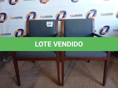 LOTE 103 - 02 CADEIRAS EM MADEIRA COM ESTOFADO CINZA (OFFICE CHAIR).  (NO ESTADO EM QUE SE ENCONTRA. SUJEITO A AVARIAS OCULTAS/VISÍVEIS.)0000074
