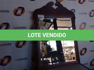 LOTE 047 - 01 ESPELHO COM MOLDURA DE MADEIRA (MIRROR). (NO ESTADO EM QUE SE ENCONTRA. SUJEITO A AVARIAS OCULTAS/VISÍVEIS.) AV9632C
