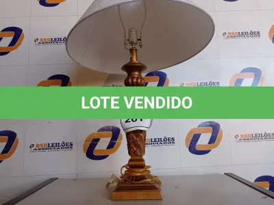 LOTE 261 - 01 ABAJUR COM CÚPULA (LAMP). (NO ESTADO EM QUE SE ENCONTRA. SUJEITO A AVARIAS OCULTAS/VISÍVEIS.) BF8562E