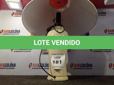 LOTE 181 - 01 ABAJUR COM BASE DE PORCELANA E CÚPULA (LAMP). (NO ESTADO EM QUE SE ENCONTRA. SUJEITO A AVARIAS OCULTAS/VISÍVEIS.) AV9390U