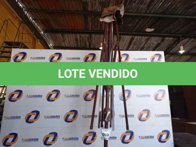 LOTE 059 - 01 ARMAÇÃO DE OMBRELONE SEM O TOLDO COM BASE DE CONCRETO (UMBRELLA).  (NO ESTADO EM QUE SE ENCONTRA. SUJEITO A AVARIAS OCULTAS/VISÍVEIS.) BH1525J