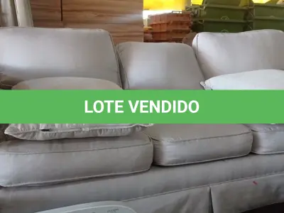 LOTE 222 - 01 SOFÁ 3 LUGARES (SOFÁ). (NO ESTADO EM QUE SE ENCONTRA. SUJEITO A AVARIAS OCULTAS/VISÍVEIS.) AV9502K