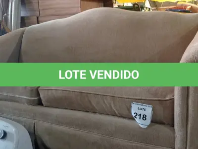 LOTE 218 - 01 SOFÁ 3 LUGARES (SOFÁ). (NO ESTADO EM QUE SE ENCONTRA. SUJEITO A AVARIAS OCULTAS/VISÍVEIS.) AV9500A