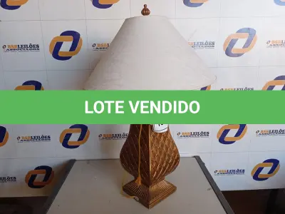 LOTE 151 - 01 ABAJUR COM CÚPULA (LAMP). (NO ESTADO EM QUE SE ENCONTRA. SUJEITO A AVARIAS OCULTAS/VISÍVEIS.) AV9794E