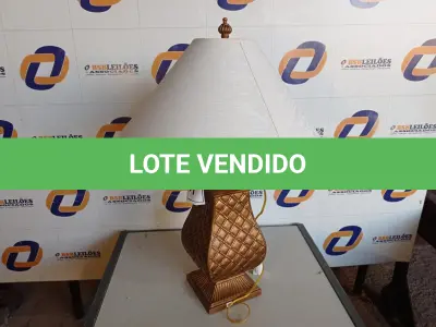 LOTE 141 - 01 ABAJUR COM CÚPULA E 01 ABAJUR COM AVARIAS (LAMP). (NO ESTADO EM QUE SE ENCONTRA. SUJEITO A AVARIAS OCULTAS/VISÍVEIS.) BF8645T, AV9508A