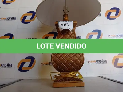 LOTE 121 - 01 ABAJUR COM CÚPULA.  (LAMP). (NO ESTADO EM QUE SE ENCONTRA. SUJEITO A AVARIAS OCULTAS/VISÍVEIS.) AV9472M