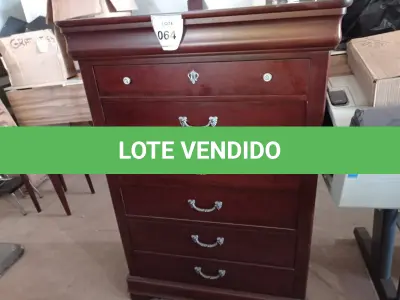 LOTE 064 - 01 ARMÁRIO BAIXO DE MADEIRA COM 06 GAVETAS (HIGHBOY). (NO ESTADO EM QUE SE ENCONTRA. SUJEITO A AVARIAS OCULTAS/VISÍVEIS.) AV9584V