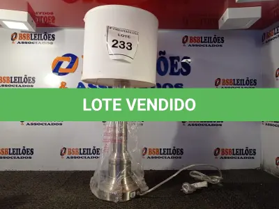 LOTE 233 - 01 ABAJUR COM CÚPULA BASE CROMADA (LAMP). (NO ESTADO EM QUE SE ENCONTRA. SUJEITO A AVARIAS OCULTAS/VISÍVEIS.) BJ6893U