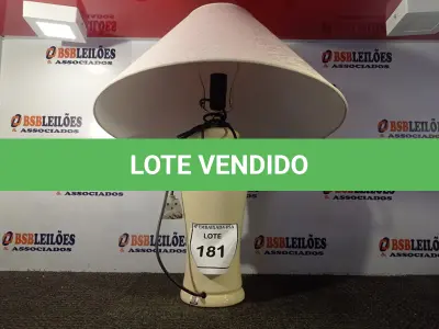 LOTE 181 - 01 ABAJUR COM BASE DE PORCELANA E CÚPULA (LAMP). (NO ESTADO EM QUE SE ENCONTRA. SUJEITO A AVARIAS OCULTAS/VISÍVEIS.) AV9390U