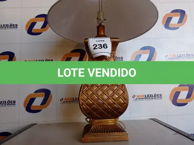 LOTE 236 - 01 ABAJUR COM CÚPULA (LAMP). (NO ESTADO EM QUE SE ENCONTRA. SUJEITO A AVARIAS OCULTAS/VISÍVEIS.) BF8693P