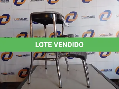 LOTE 058 - 01 ESCADA/BANQUETA 02 DEGRAUS E 01 ACENTO (STEP LADDER). (NO ESTADO EM QUE SE ENCONTRA. SUJEITO A AVARIAS OCULTAS/VISÍVEIS.)