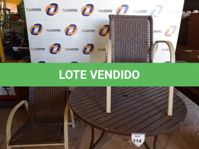 LOTE 114 - 01 MESA COM 02 CADEIRAS EM ALUMÍNIO PARA PISCINA MARCA WINDWARD.) (01 DESK AND 04 SHAIR). (NO ESTADO EM QUE SE ENCONTRA. SUJEITO A AVARIAS OCULTAS/VISÍVEIS.) BH1525F, AV9833F, AV9833D