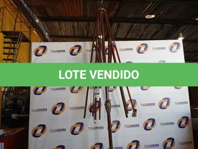 LOTE 206 - 01 ARMAÇÃO DE OMBRELONE SEM O TOLDO COM BASE DE CONCRETO (UMBRELLA). (NO ESTADO EM QUE SE ENCONTRA. SUJEITO A AVARIAS OCULTAS/VISÍVEIS.) BH1533X