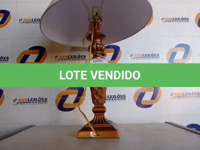 LOTE 281 - 01 ABAJUR COM CÚPULA (LAMP). (NO ESTADO EM QUE SE ENCONTRA. SUJEITO A AVARIAS OCULTAS/VISÍVEIS.) AV9625S