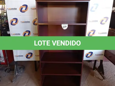 LOTE 229 - 01 ESTANTE EM MADEIRA COM 2 PRATELEIRAS (CABINET). (NO ESTADO EM QUE SE ENCONTRA. SUJEITO A AVARIAS OCULTAS/VISÍVEIS.) 0000068