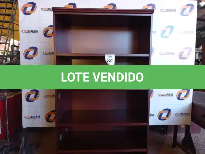 LOTE 227 - 01 ESTANTE EM MADEIRA COM 4 PRATELEIRAS (CABINET) (NO ESTADO EM QUE SE ENCONTRA. SUJEITO A AVARIAS OCULTAS/VISÍVEIS.) 0000070