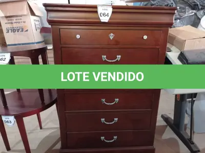 LOTE 064 - 01 ARMÁRIO BAIXO DE MADEIRA COM 06 GAVETAS (HIGHBOY). (NO ESTADO EM QUE SE ENCONTRA. SUJEITO A AVARIAS OCULTAS/VISÍVEIS.) AV9584V
