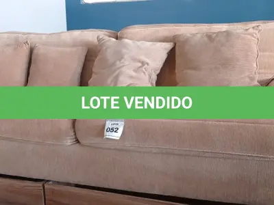 LOTE 052 - 01 SOFÁ 03 LUGARES EM TECIDO COM ACENTO E ENCOSTO REMOVÍVEIS E 04 ALMOFADAS. (NO ESTADO EM QUE SE ENCONTRA. SUJEITO A AVARIAS OCULTAS/VISÍVEIS.) BH1496J