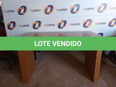 LOTE 174 - 01 MESA EM MADEIRA COM 3 GAVETAS (OFFICE TABLE). (NO ESTADO EM QUE SE ENCONTRA. SUJEITO A AVARIAS OCULTAS/VISÍVEIS.) BF8524D