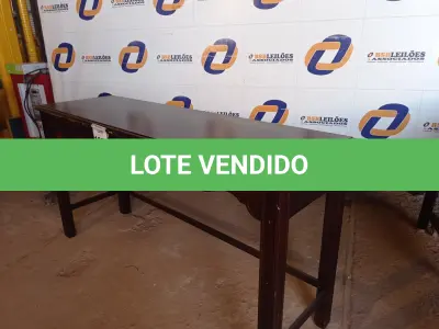 LOTE 182 - 01 APARADOR EM MADEIRA (SOFA TABLE). (NO ESTADO EM QUE SE ENCONTRA. SUJEITO A AVARIAS OCULTAS/VISÍVEIS.) AU2230N