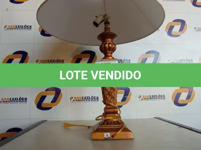 LOTE 238 - 01 ABAJUR COM CÚPULA (LAMP). (NO ESTADO EM QUE SE ENCONTRA. SUJEITO A AVARIAS OCULTAS/VISÍVEIS.) BF8526Y