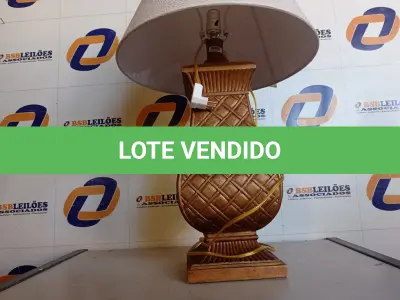LOTE 192 - 01 ABAJUR COM CÚPULA. (LAMP). (NO ESTADO EM QUE SE ENCONTRA. SUJEITO A AVARIAS OCULTAS/VISÍVEIS.) BF8587G