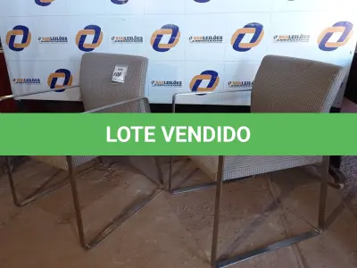 LOTE 109 - 02 CADEIRAS ESTOFADAS COM PÉS CROMADOS (CHAIRS). (NO ESTADO EM QUE SE ENCONTRA. SUJEITO A AVARIAS OCULTAS/VISÍVEIS.)0000075