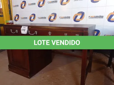 LOTE 172 - 01 MESA EM MADEIRA COM 2 GAVETAS (OFFICE TABLE). (NO ESTADO EM QUE SE ENCONTRA. SUJEITO A AVARIAS OCULTAS/VISÍVEIS.) BF8636T