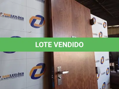 LOTE 006 - 01 PORTA EM MADEIRA MACIÇA MEDINDO 090CMX2,10CM.  (WOOD DOOR). (NO ESTADO EM QUE SE ENCONTRA. SUJEITO A AVARIAS OCULTAS/VISÍVEIS)0000082