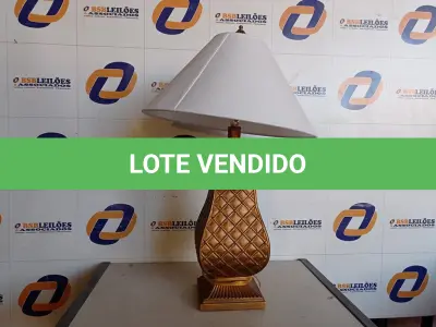 LOTE 236 - 01 ABAJUR COM CÚPULA (LAMP). (NO ESTADO EM QUE SE ENCONTRA. SUJEITO A AVARIAS OCULTAS/VISÍVEIS.) BF8693P