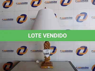 LOTE 086 - 01 ABAJUR COM CÚPULA (LAMP). (NO ESTADO EM QUE SE ENCONTRA. SUJEITO A AVARIAS OCULTAS/VISÍVEIS.) AV9800X