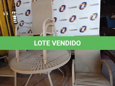 LOTE 146 - 01 MESA COM 04 CADEIRAS EM ALUMÍNIO PARA PISCINA MARCA WINDWARD) (01 DESK AND 04 SHAIR). (NO ESTADO EM QUE SE ENCONTRA. SUJEITO A AVARIAS OCULTAS/VISÍVEIS.) AV9984A, BJ7387P, AV9588N, BF8595S, AV9588A
