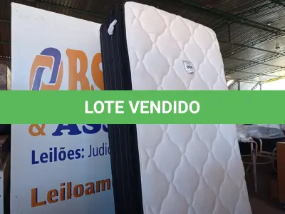 LOTE 080 - 01 COLCHÃO DE SOLTEIRO COM BASE (TWIN BED (MATTRESS+BOX). (NO ESTADO EM QUE SE ENCONTRA. SUJEITO A AVARIAS OCULTAS/VISÍVEIS.) (NO ESTADO EM QUE SE ENCONTRA. SUJEITO A AVARIAS OCULTAS/VISÍVEIS.) AU1873V, BASE SEM TAG