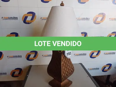 LOTE 193 - 01 ABAJUR COM CÚPULA. (LAMP). (NO ESTADO EM QUE SE ENCONTRA. SUJEITO A AVARIAS OCULTAS/VISÍVEIS.) AV9579R